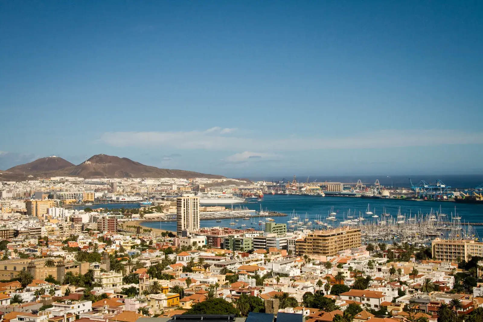 Vista de Las Palmas de Gran Canaria, con el puerto y La Isleta al fondo.